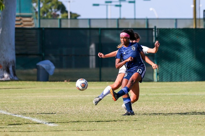 Nia Thompson signed with Cal State Dominguez Hills